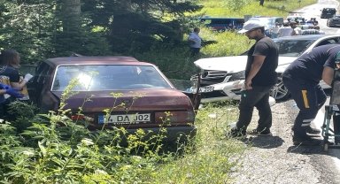 Bolu'da otomobilin çarptığı park halindeki araçtaki 2 kişi yaralandı