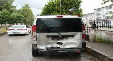 Çarşamba'da hafif ticari araca çarpan otomobilin sürücüsü yaralandı