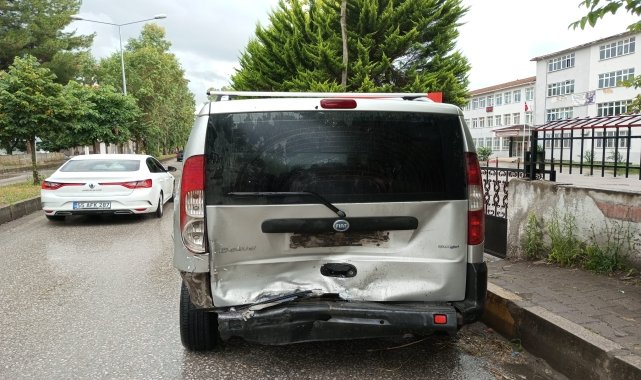 Çarşamba'da hafif ticari araca çarpan otomobilin sürücüsü yaralandı