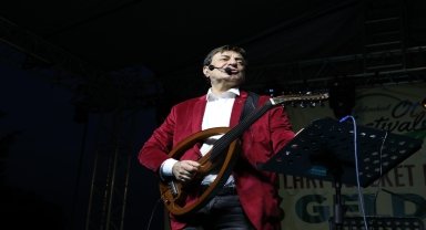 Coşkun Sabah Düzce'de konser verdi 