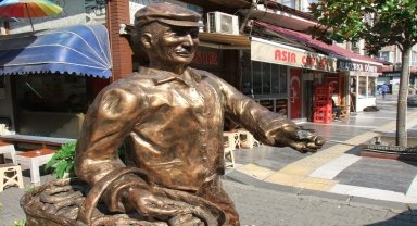 Devrek'te simitçi heykeline zarar verildi