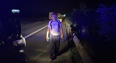 Devrilen aracının içinden sağ salim çıkarıldı