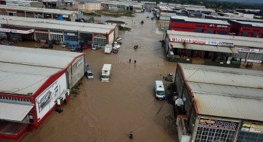Düzce'de sular altında kalan sanayi sitesinin esnafı, araç ve malzemeleri tahliye ediyor
