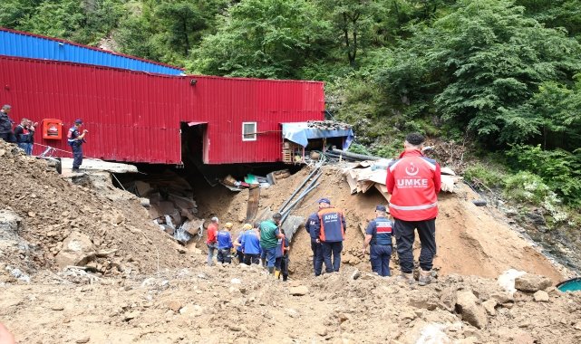GÜNCELLEME 2 - Giresun'da zemini çöken fabrikada göçük altında kalan 3 işçiden 2'si kurtarıldı