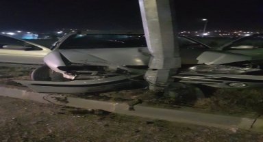 Karabük'te alkollü sürücü otomobiliyle refüje çıkıp aydınlatma direğine çarptı