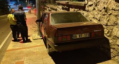 Karabük'te aydınlatma direğine çarpan otomobilin sürücüsü yaralandı