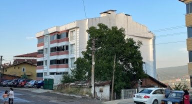 Karabük'te şiddetli rüzgar 5 katlı binanın çatısını uçurdu