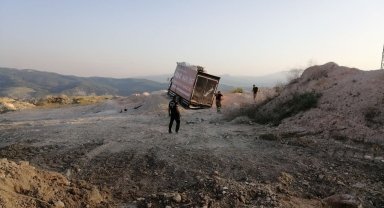 Karabük'te toprak yığınına çarpan kamyonun sürücüsü yaralandı