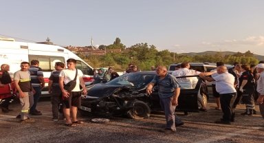 Kastamonu'da çarpışan hafif ticari araç ile otomobildeki 10 kişi yaralandı
