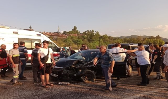 Kastamonu'da çarpışan hafif ticari araç ile otomobildeki 10 kişi yaralandı