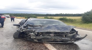 Kastamonu'da otomobille ticari taksi çarpıştı 3 kişi yaralandı