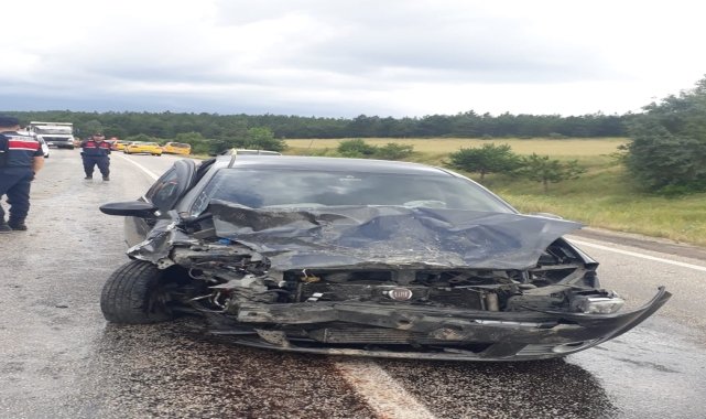 Kastamonu'da otomobille ticari taksi çarpıştı 3 kişi yaralandı