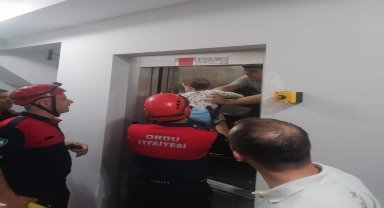 Ordu'da asansörde mahsur kalan aileyi itfaiye kurtardı