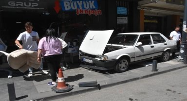 Ordu'da otomobilin çarpması sonucu 2 kişinin yaralandığı kaza kameraya yansıdı