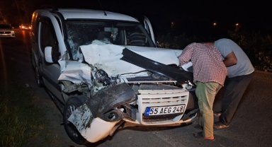 Samsun'da park halindeki araca çarpan hafif ticari aracın sürücüsü yaralandı