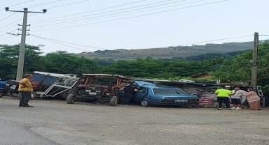 Samsun'da park halindeki traktörlere çarpan otomobilin sürücüsü yaralandı