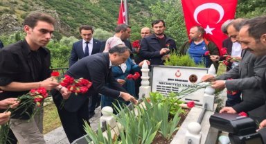 Şehit öğretmen Necmettin Yılmaz kabri başında anıldı