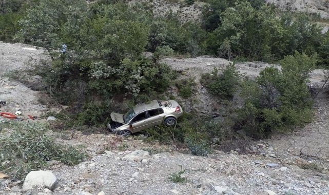 Sinop'ta otomobil dereye devrildi, sürücü öldü, bir kişi yaralandı