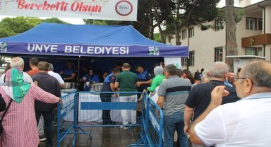 Ünye'de vatandaşa aşure ikram edildi