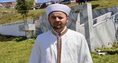 Üstü açık tarihi camide cuma namazı geleneği devam ettiriliyor