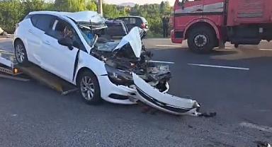 OTOMOBİL KAMYONUN ALTINA GİRDİ