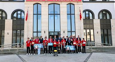 Vali Erol, “Teknofest Akdeniz” Yarışmalarında Dereceye Giren Öğrencileri Tebrik Etti
