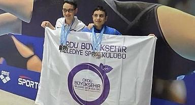 YÜZÜCÜLERDEN GURURLANDIRAN DERECE