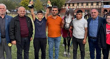 ÜNYE'DE CUMHURİYET KOŞUSU NEFES KESTİ