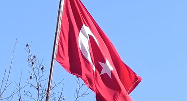 Çetilli Köyün En Yüksek Tepesindeki Yüksek Taş Üzerinde Dikili Türk Bayrağı Yenilendi