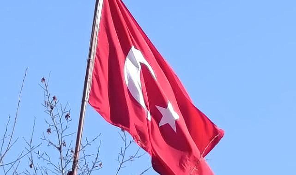 Çetilli Köyün En Yüksek Tepesindeki Yüksek Taş Üzerinde Dikili Türk Bayrağı Yenilendi