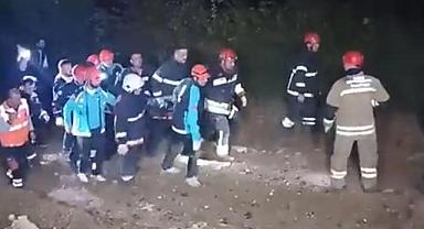 Göçükte iş makinesi operatörüne ulaşıldı.