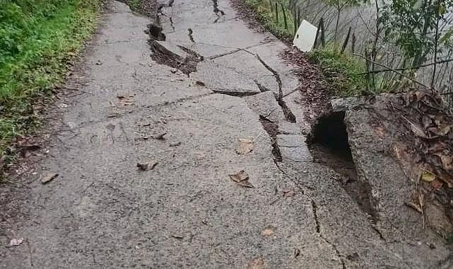 Gölköy'de yağmurdan yolda derin çatlaklar ve beton da çökmeler oluştu
