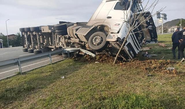 Ordu Ulubey Yolu'nda Odun Yüklü Tır Kaza Yaptı