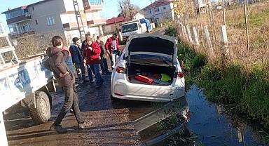 Dar Yolda Otomobil Kanala Düştü
