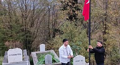 Mezarlıkta bulunan Bayrakl Yenilendi