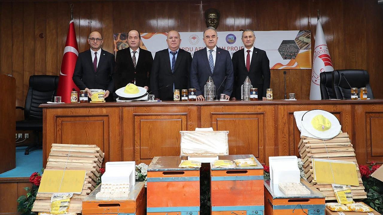 Tarım ve Orman Bakanlığınca Arıcılara Malzeme Desteğinde Bulunuldu