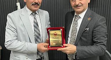 10 Ocak Çalışan Gazeteciler Günü'nde Basın mensupları plaket ve isimlerine özel hazırlanan piaketle onurlandırıldı.
